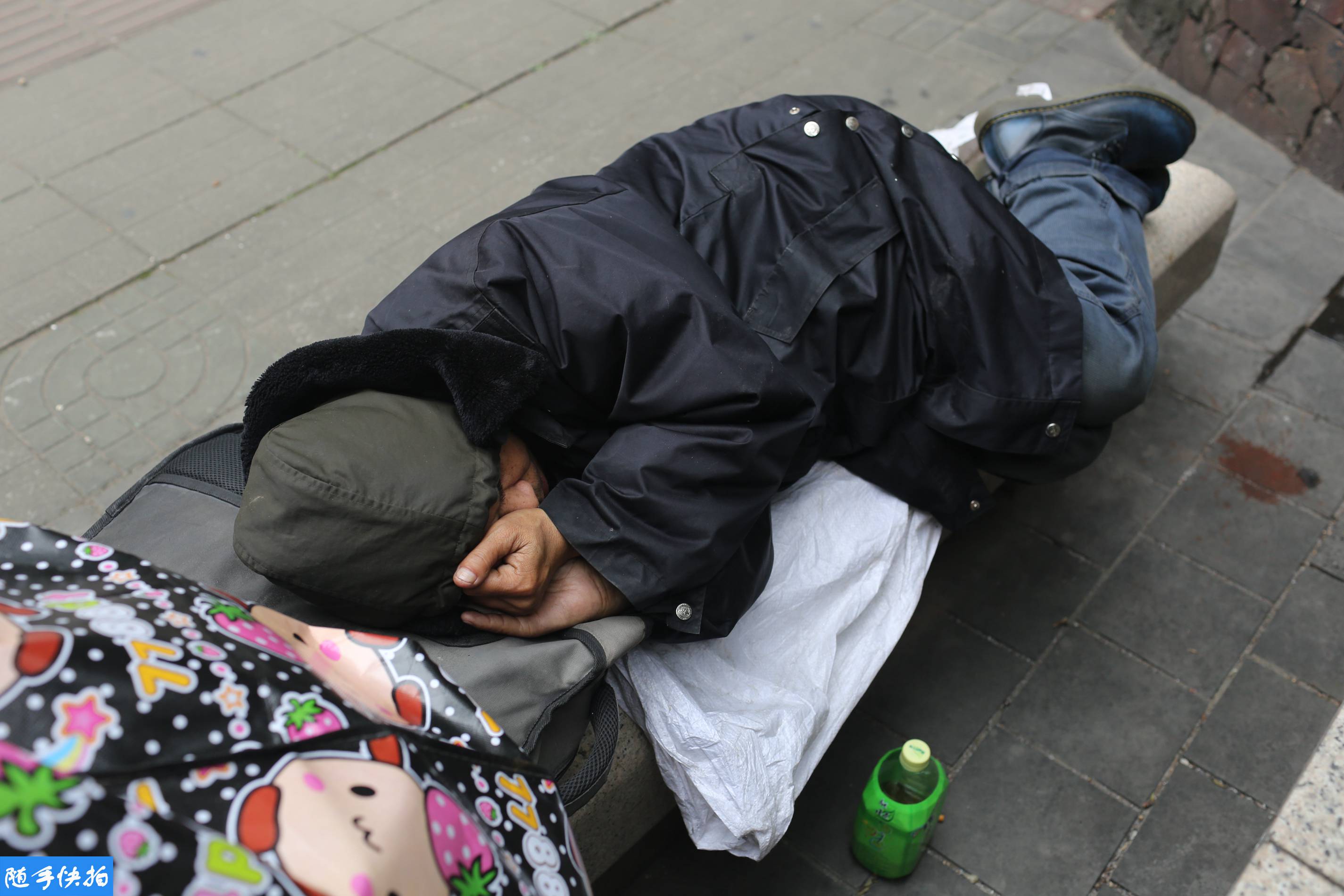 拾荒老人露宿街头入睡 春节临近他的生活有点惨