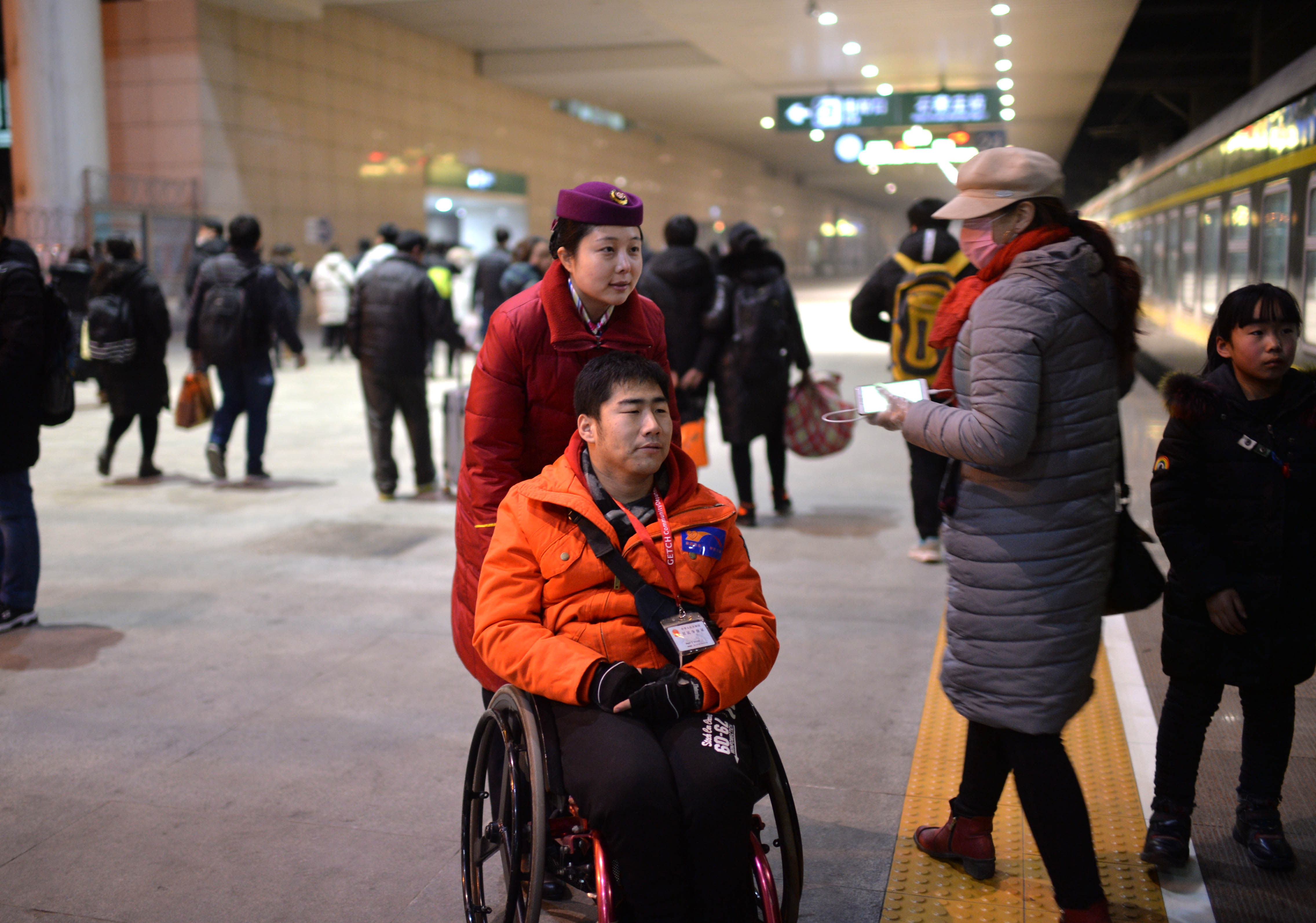 90后女孩6年没回家过年 每天步行数十里接送"特殊旅客"
