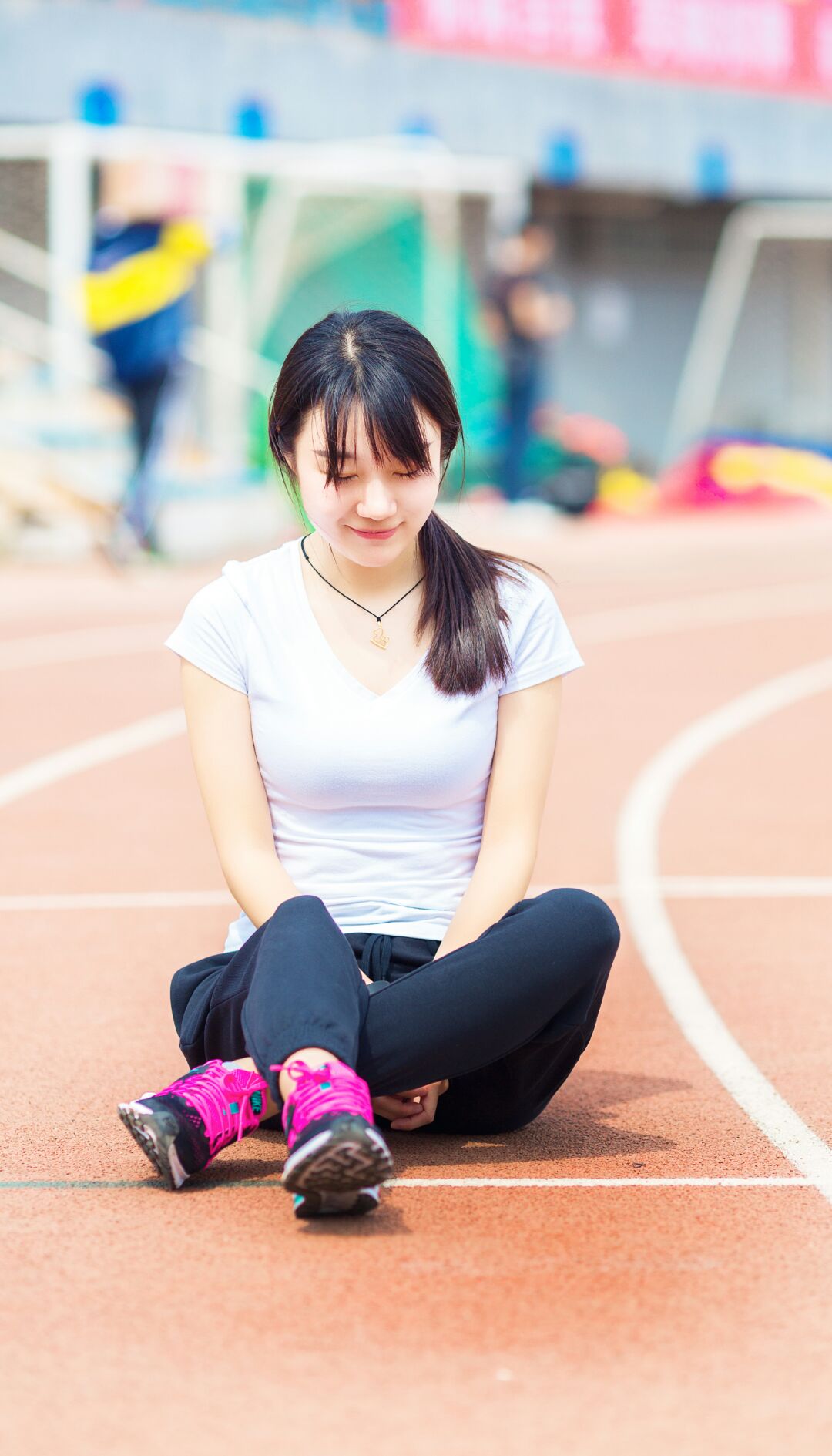 人像摄影:微胖女孩操场上的写真