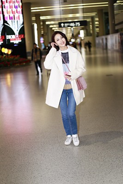 风一样的女子!佟丽娅一路狂奔赶飞机 彩虹毛衣青春俏皮撩发甜笑