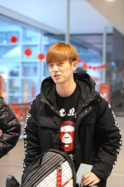 董力抵达上海虹桥机场,与女粉丝自拍合影超亲切