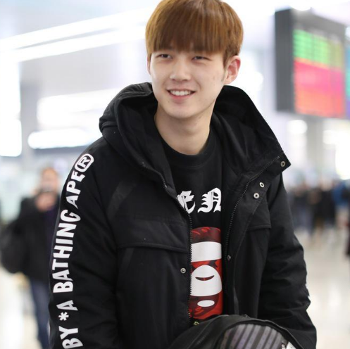 董力现身上海机场,心情大好!网友:笑的眼睛都看不见了