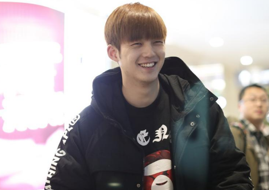 董力现身上海机场,心情大好!网友:笑的眼睛都看不见了