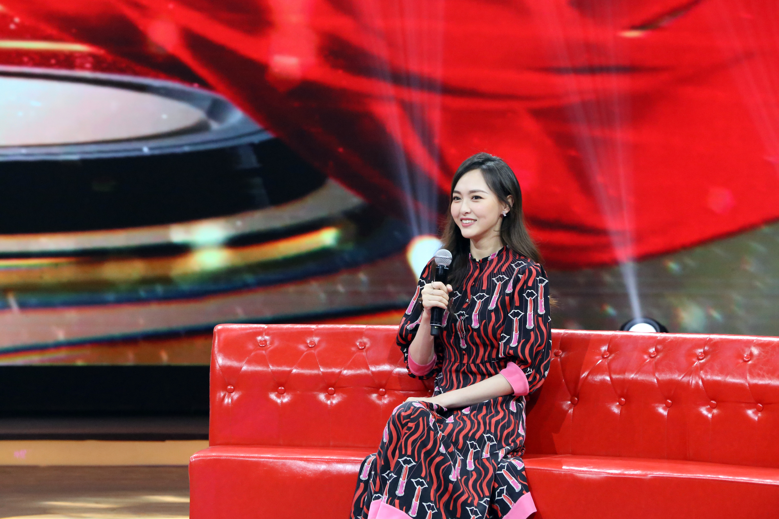 唐嫣甜美动人参加《可凡倾听》录制,可是曹可凡这个动作让人生厌