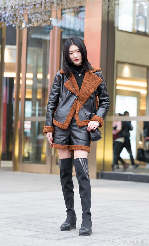 成都街拍:黑色打底裤,机车靴,包臀裙,既冷艳又甜美