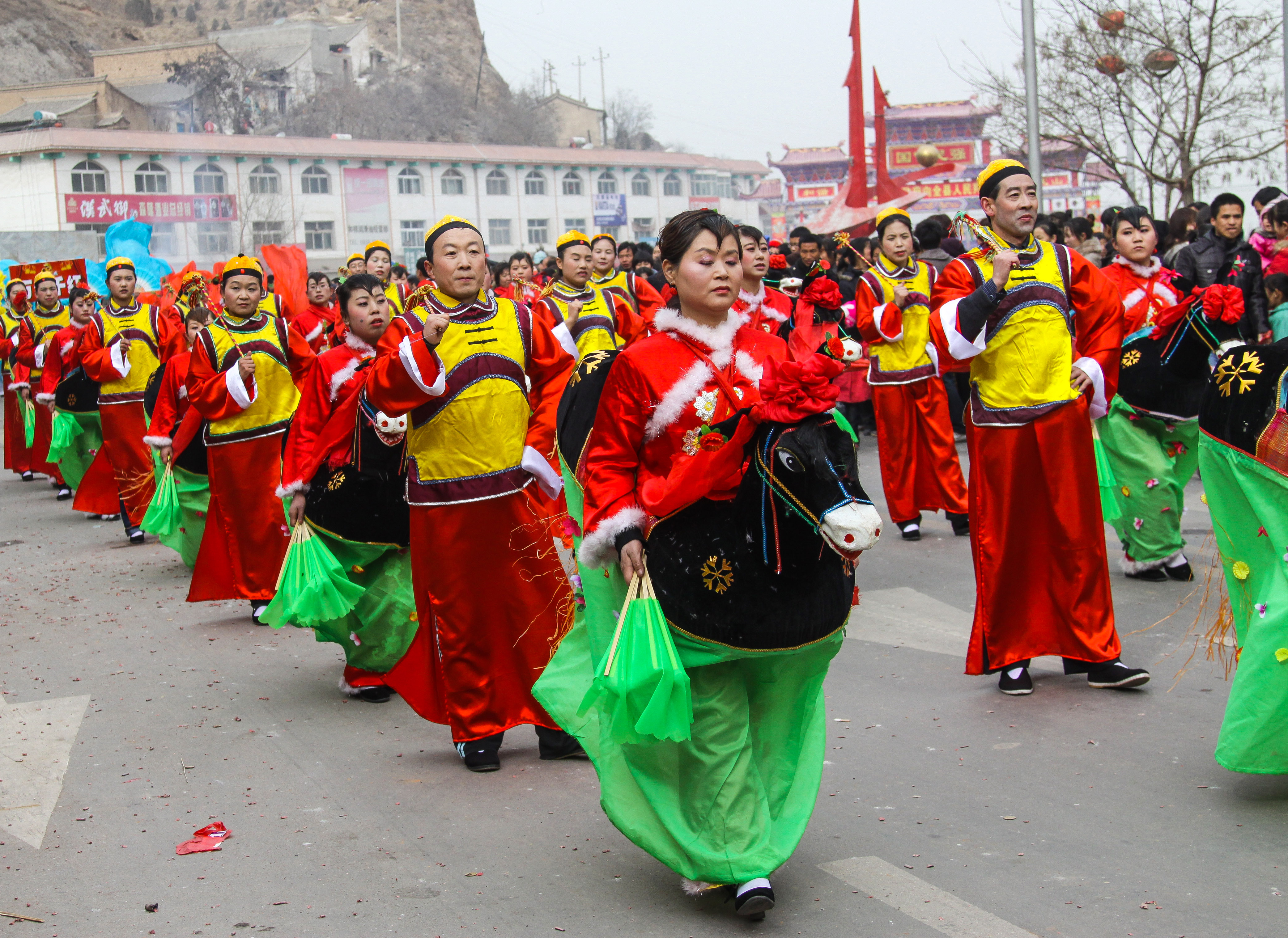 中国西北农村过大年,万人空巷扭秧歌,双狮狂舞辨雌雄