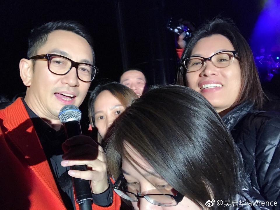 吴启华美国旧金山开演唱会跟粉丝合影:又是一个被演戏耽误的歌手