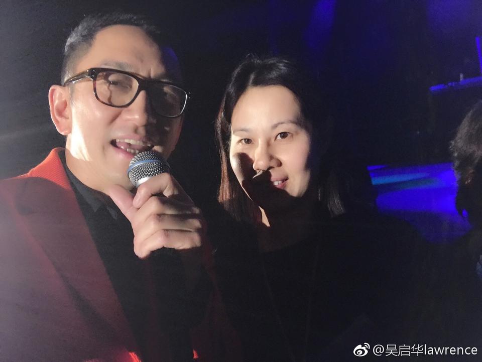 吴启华美国旧金山开演唱会跟粉丝合影:又是一个被演戏耽误的歌手