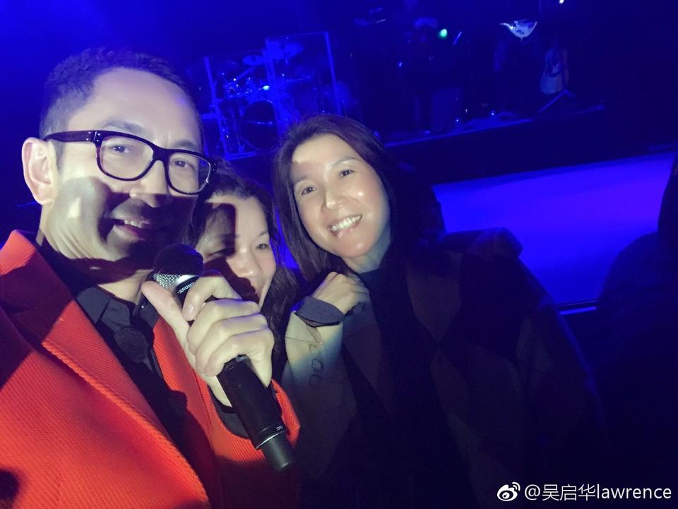 吴启华美国旧金山开演唱会跟粉丝合影:又是一个被演戏耽误的歌手