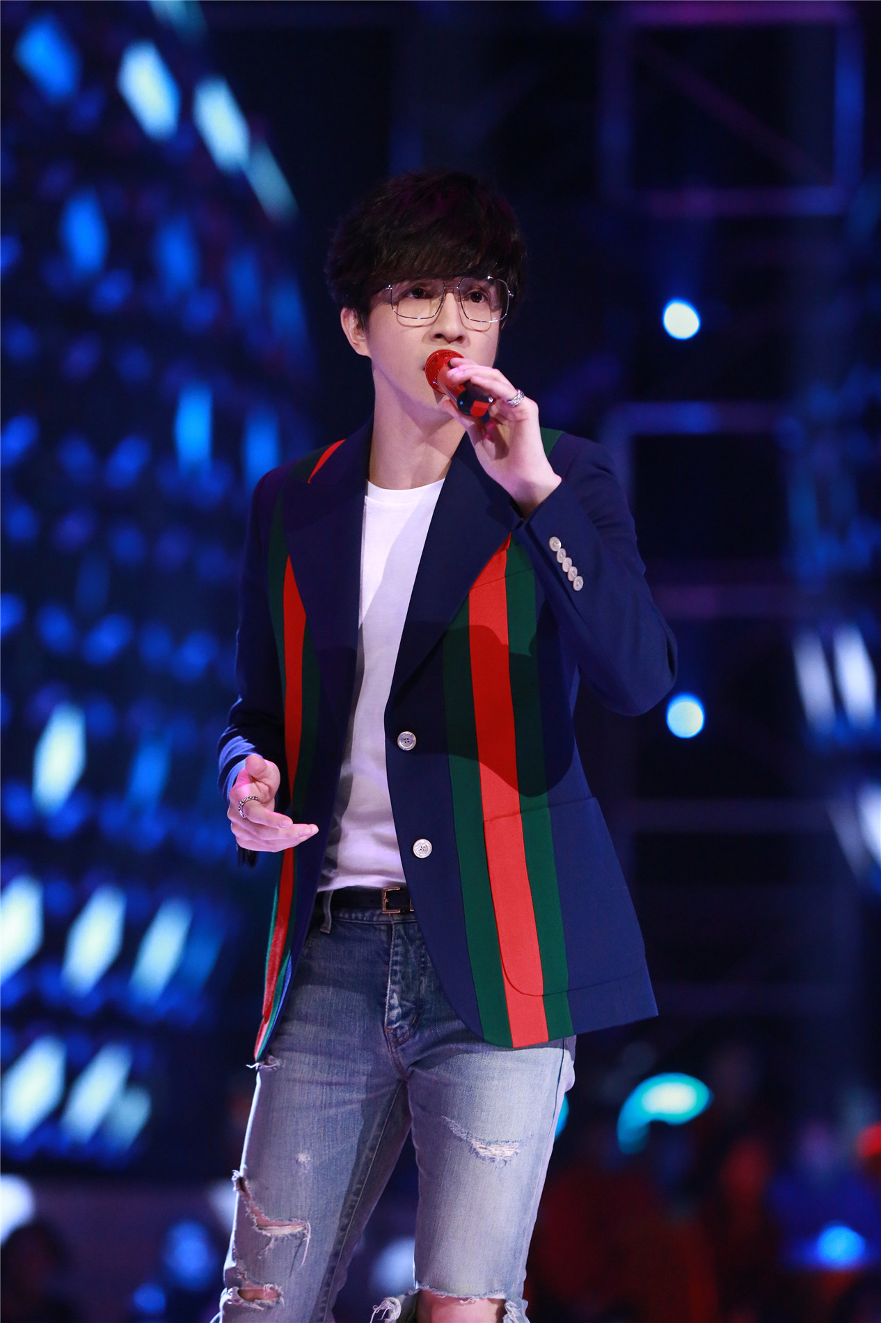 江苏卫视送情人节惊喜!"全勤奖"艺人薛之谦一曲《骆驼》迎新春