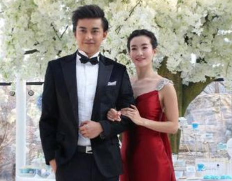 李晟李佳航情人节撒狗粮,甜蜜孕照曝光幸福满满!