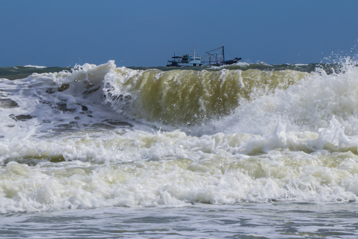 《光与影》风浪中的小船