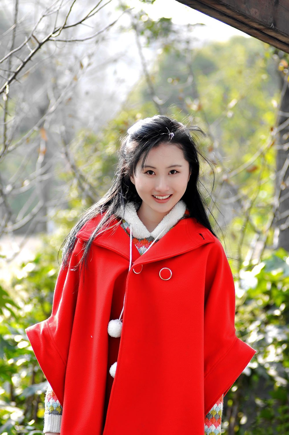 冬日下一个笑容甜美可爱,青涩而美丽的红衣姑娘