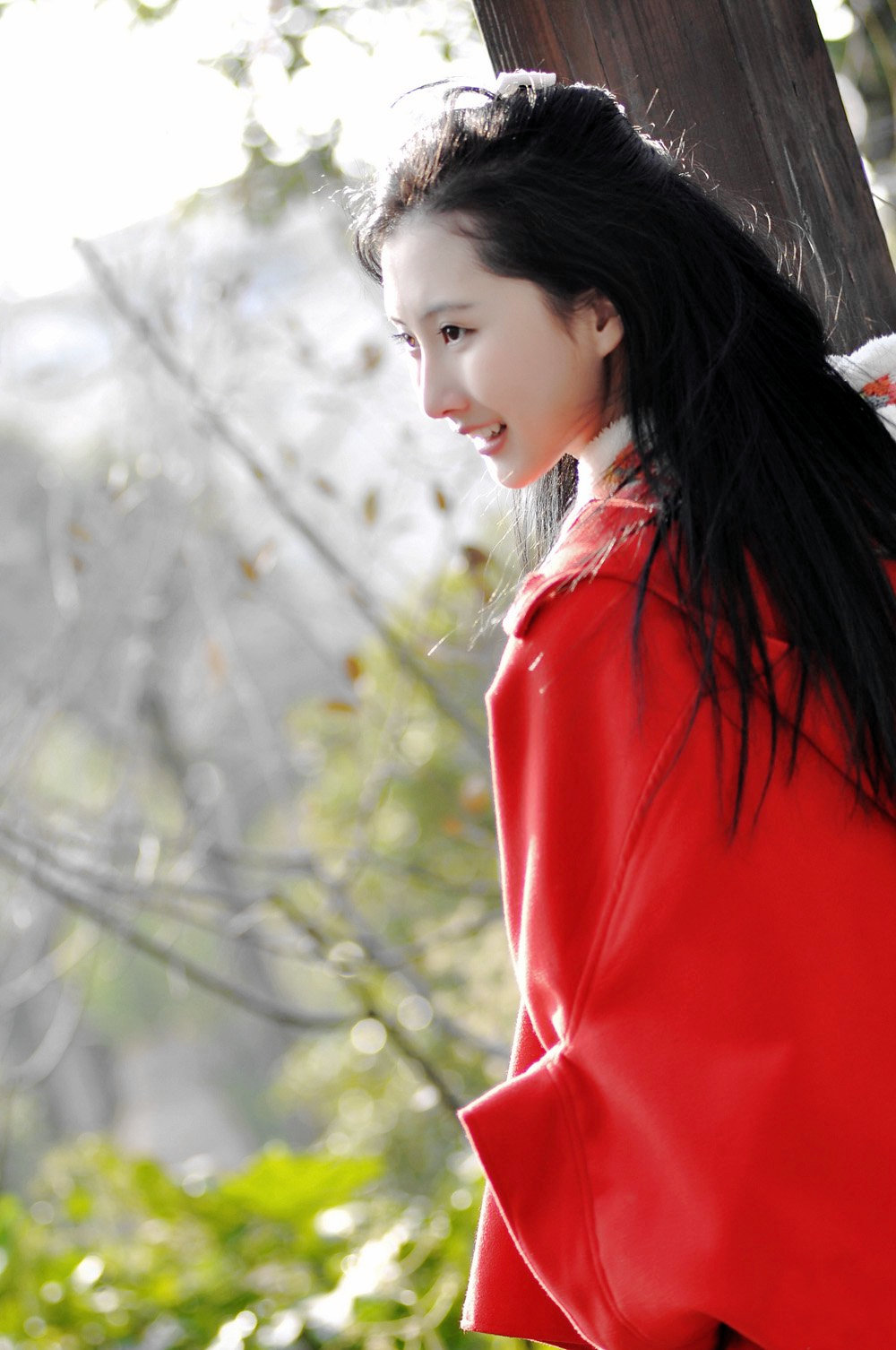 冬日下一个笑容甜美可爱,青涩而美丽的红衣姑娘