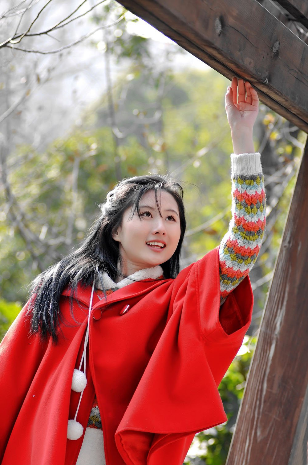 冬日下一个笑容甜美可爱,青涩而美丽的红衣姑娘