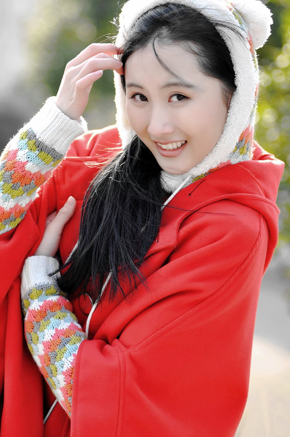 冬日下一个笑容甜美可爱,青涩而美丽的红衣姑娘