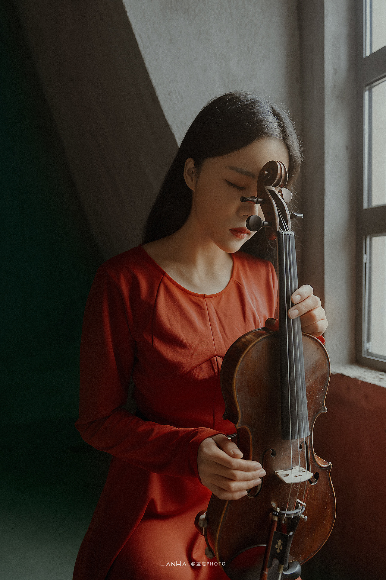 爱拉小提琴的美女在音符的世界中跳出美丽的幅度!