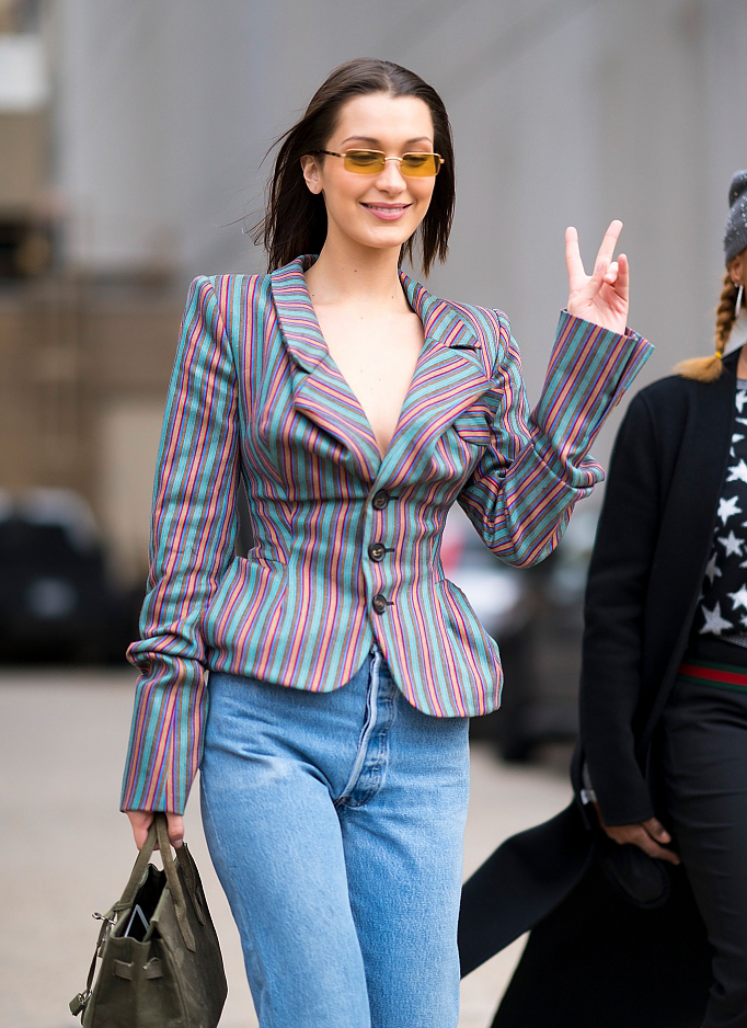 组图:超模贝拉·哈迪德微露事业线 对镜头调皮比v