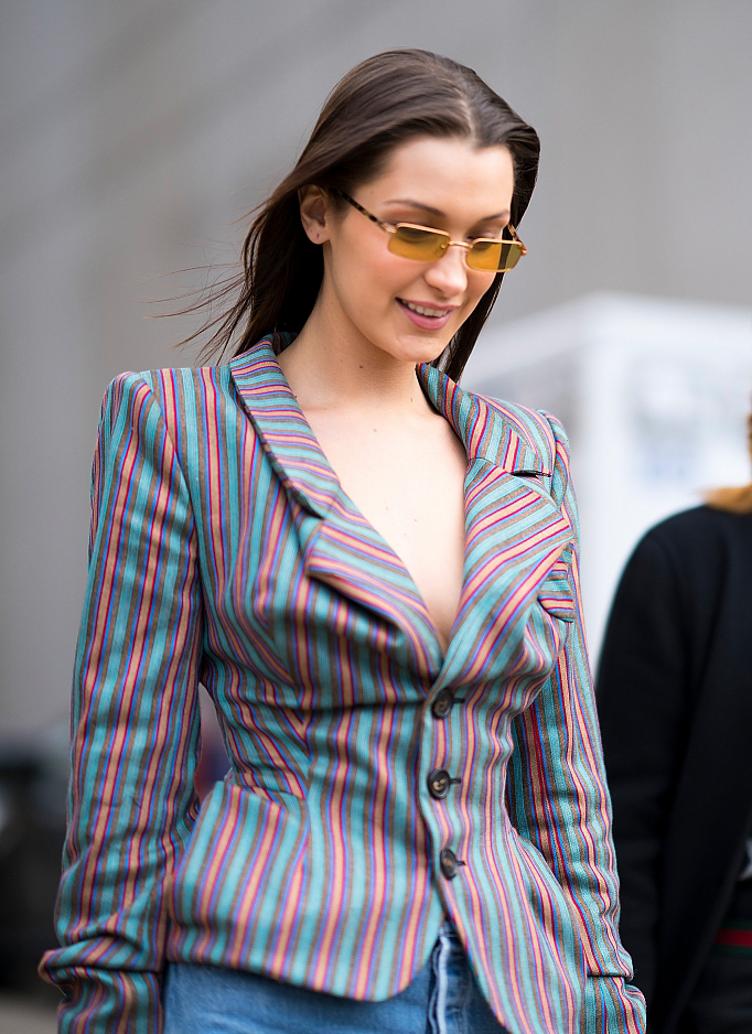 组图:超模贝拉·哈迪德微露事业线 对镜头调皮比v