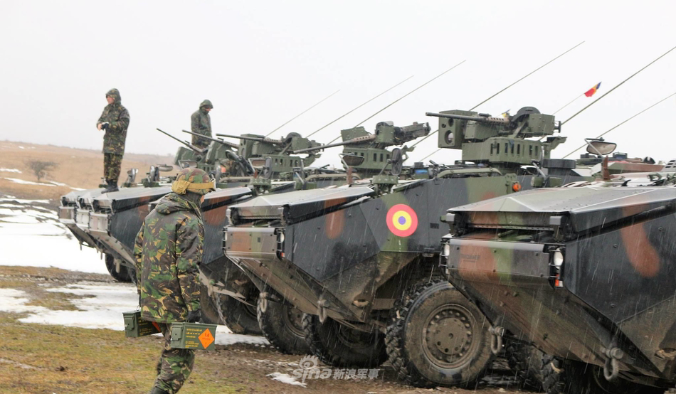平独镇露经验丰富!波兰女兵扛四火箭筒助阵他国军演