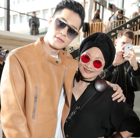 周汤豪和妈妈一起看走秀,妈妈一脸幸福