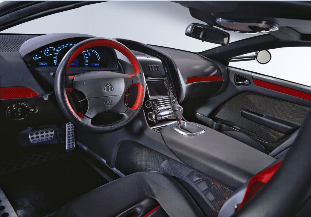 莱肯超跑拥有750匹马力,0-100公里加速仅需2.8秒,令人十分震撼