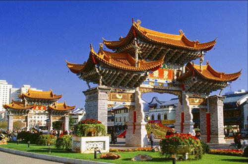 金马碧鸡坊位于昆明市中心