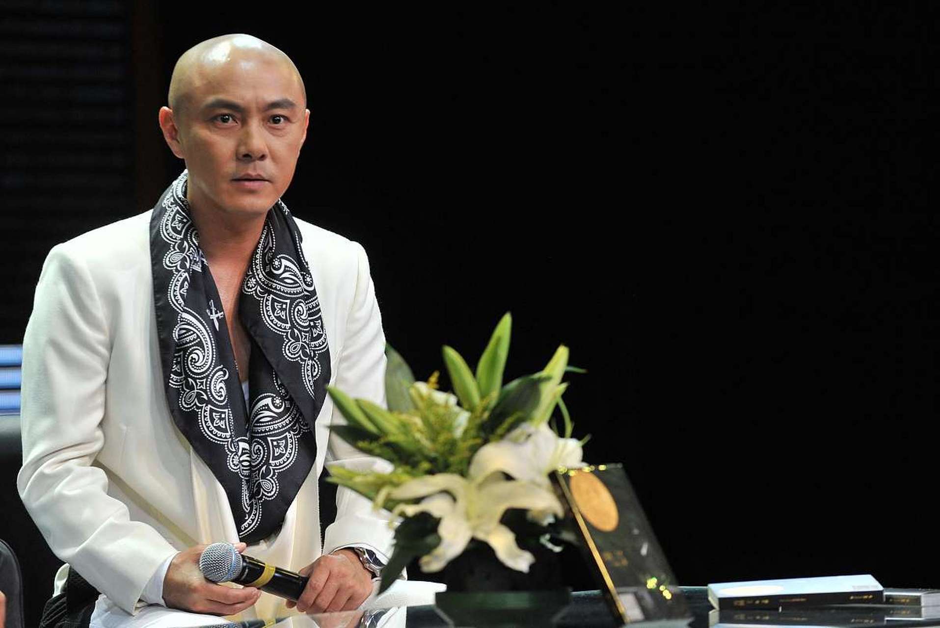 知名港星被曝与神秘女子出海 近日,著名香港演员张卫健在香港出现,与