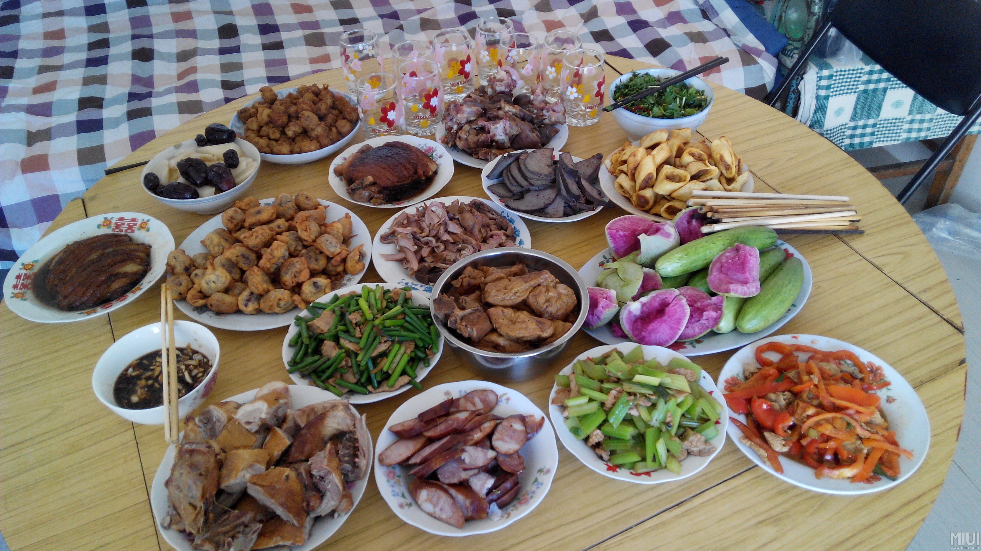 环境虽朴素,饭菜却美味,一家人坐在一起,辞旧迎新.