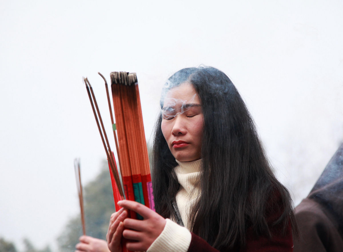 大年初一数万市民到鸡鸣寺 烧香拜佛求财求福场面壮观