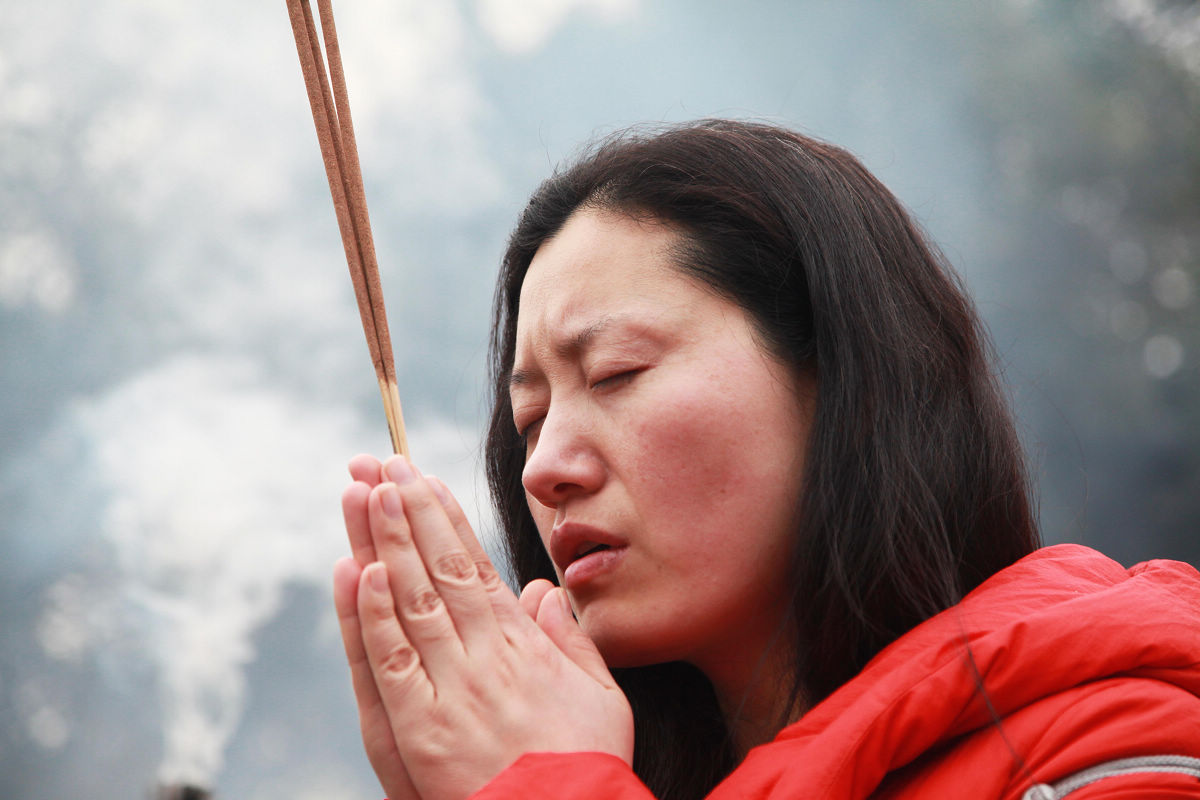 大年初一数万市民到鸡鸣寺 烧香拜佛求财求福场面壮观