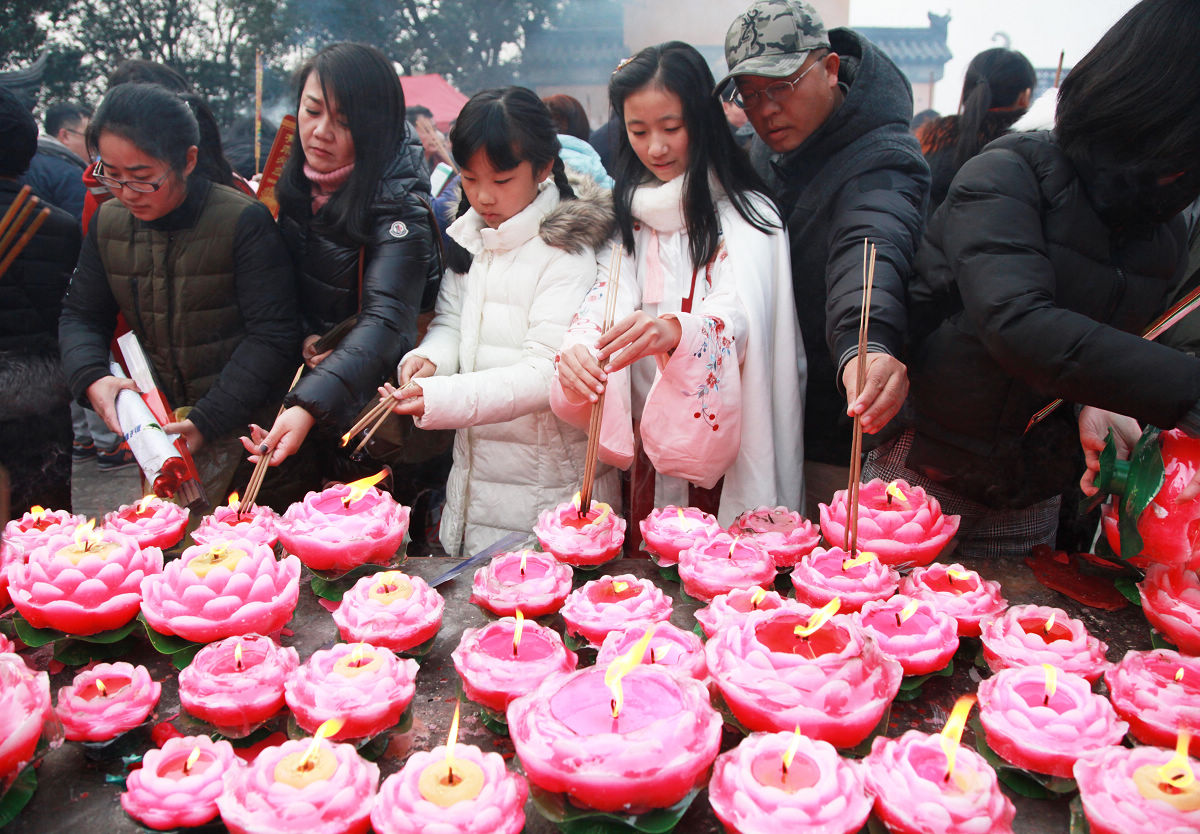 大年初一数万市民到鸡鸣寺 烧香拜佛求财求福场面壮观