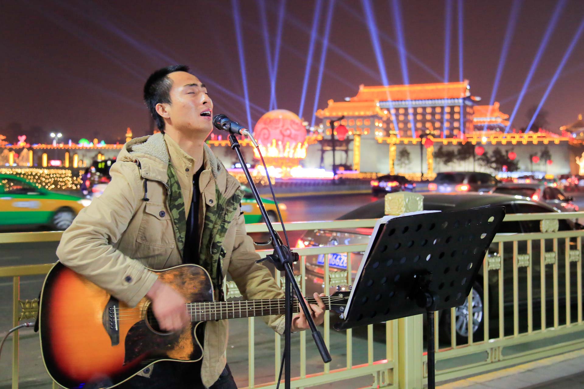 除夕夜万家团聚时,一男子西安南门外唱歌赚钱