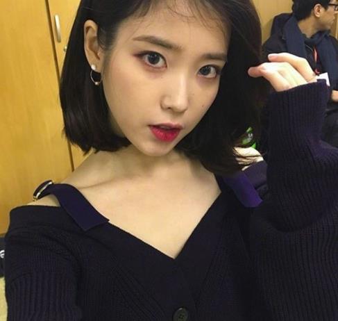 iu公开近照,换了新发型,还晒了自拍!网友:锁骨亮了