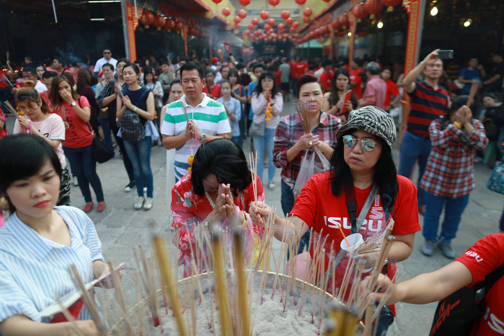 寺庙烧香祈福图片