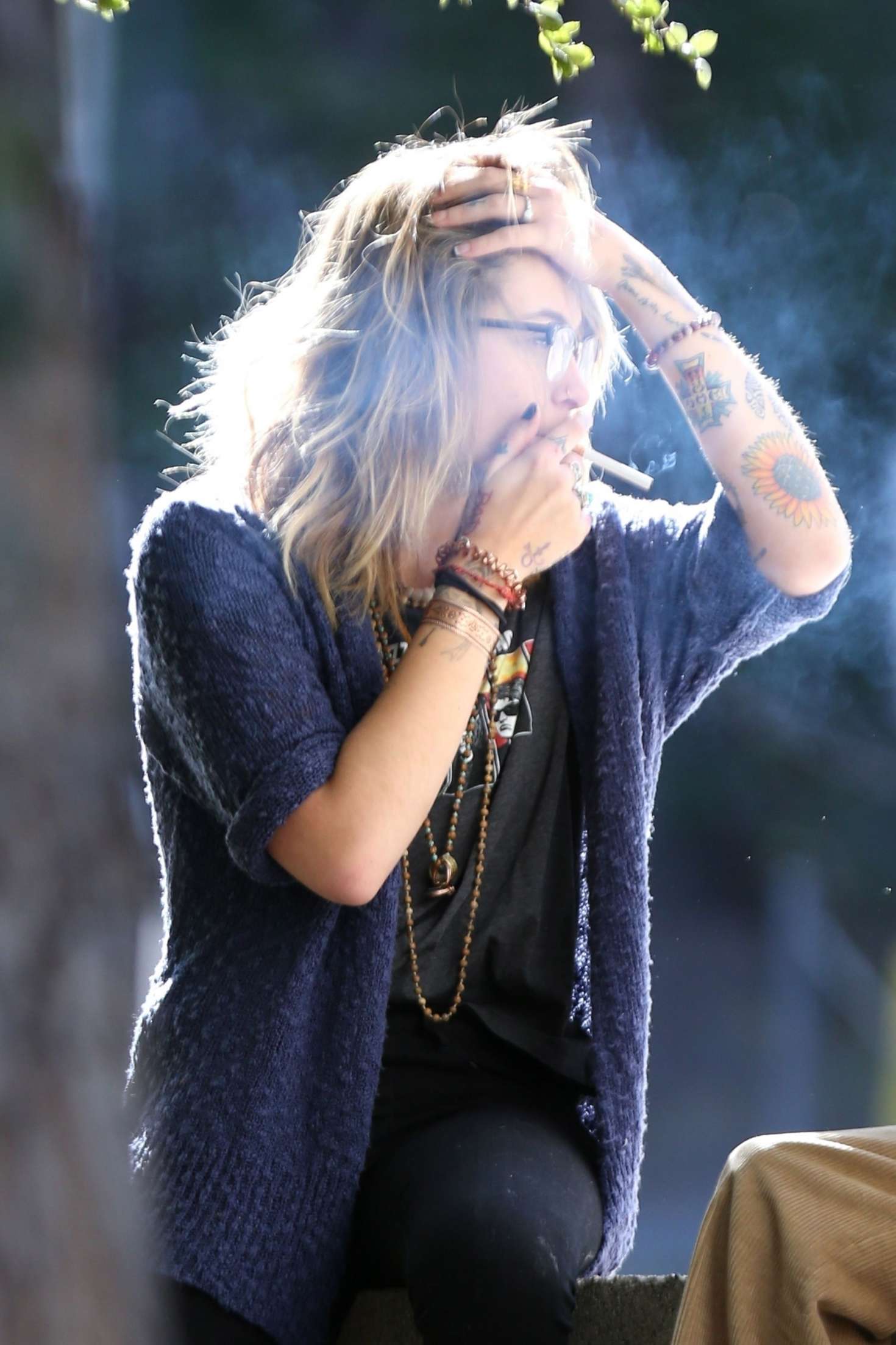 迈克尔·杰克逊的女儿在街头抽烟,她才不在乎被狗仔拍到呢!