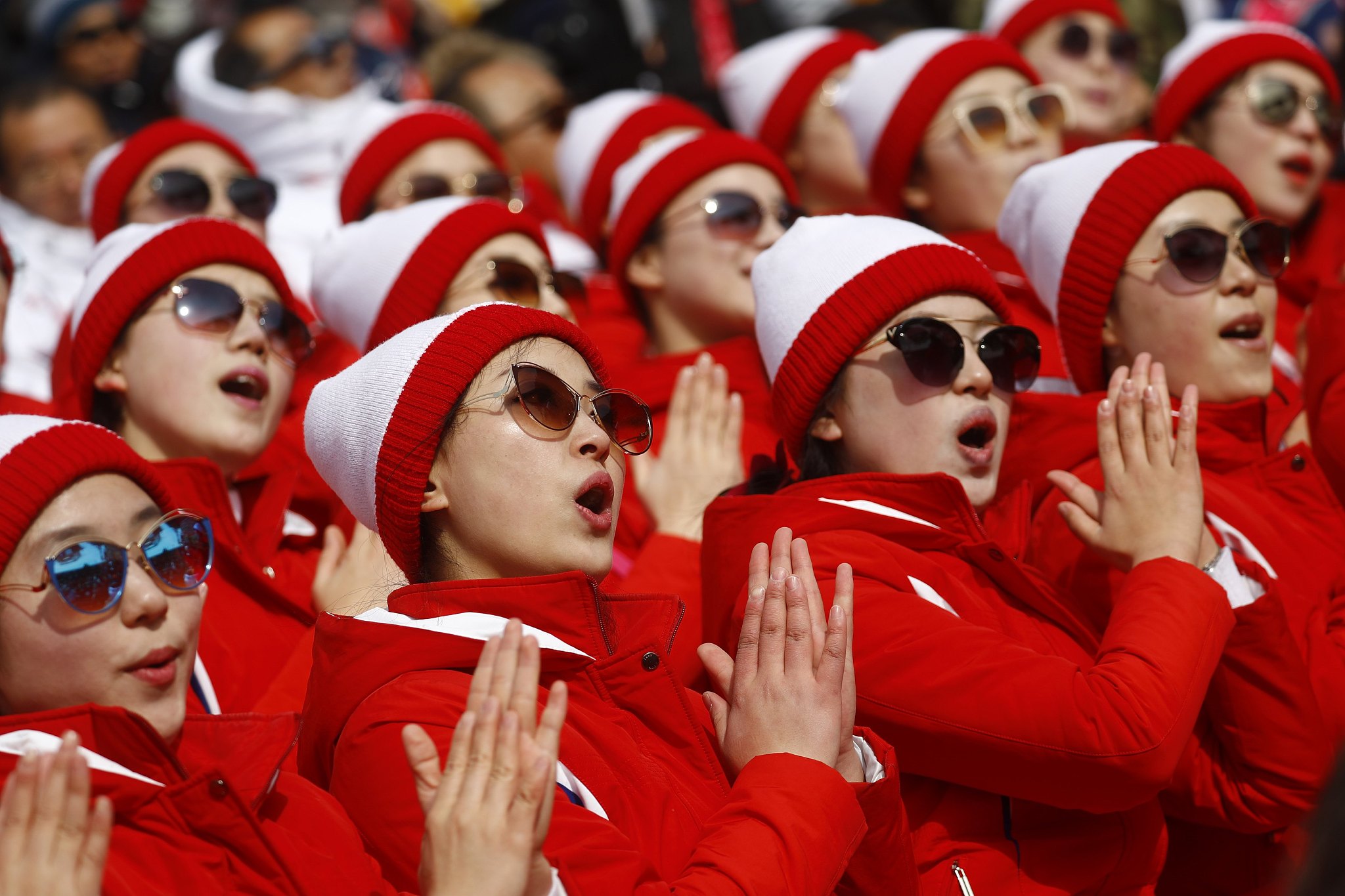 2018平昌冬奥会高山滑雪男子大回转:朝鲜啦啦队加油助威气氛热烈