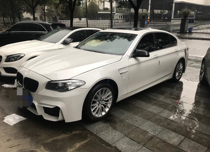 白色bmw525li豪华变身黑暗骑士