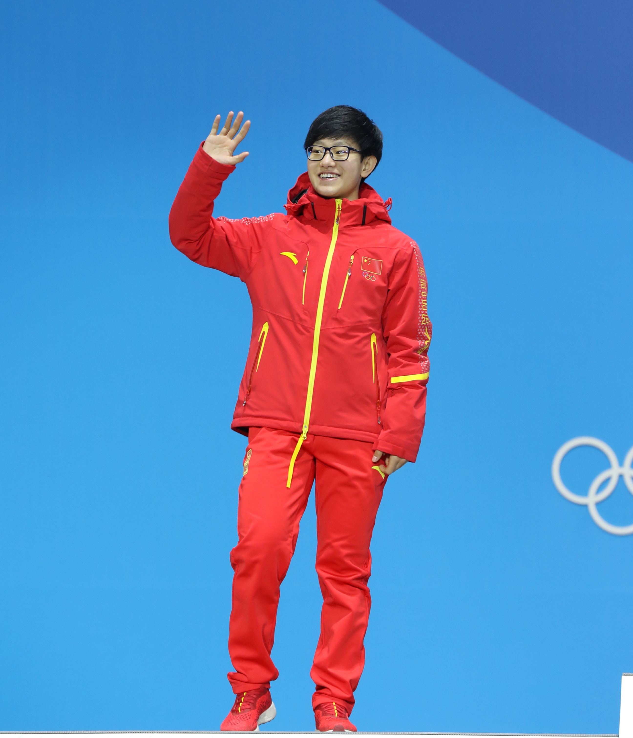 平昌冬奥会短道速滑女子1500米颁发奖牌仪式 李靳宇挂上银牌