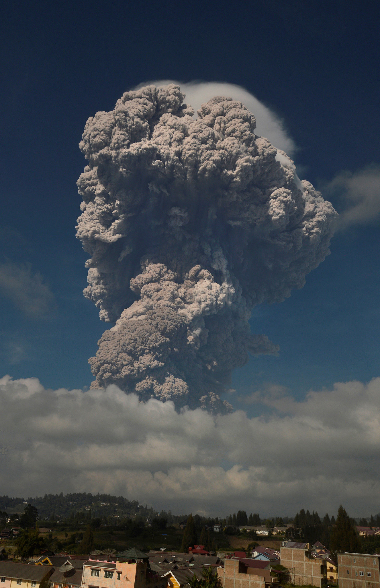 印尼锡纳朋火山再度喷发 火山灰喷射高达5000米