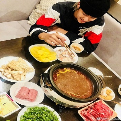 吴亦凡独自吃火锅,不吃香菜