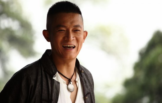 他并非科班出身,而本是一名舞蹈演员,如今迅速窜红