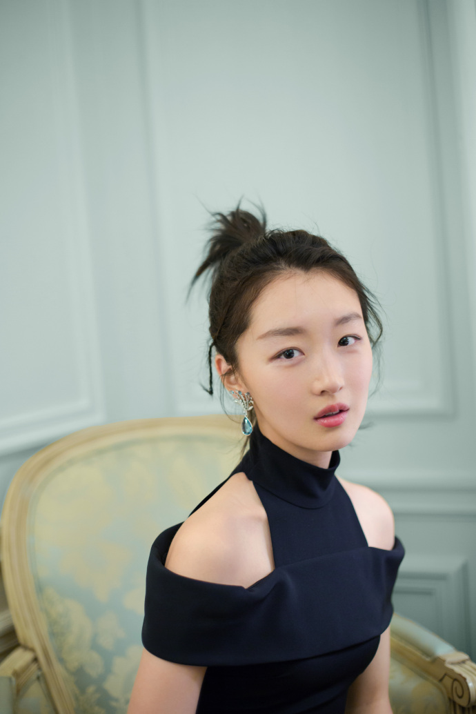 周冬雨一袭黑色长裙亮相红毯 网友:真的让人眼前一亮