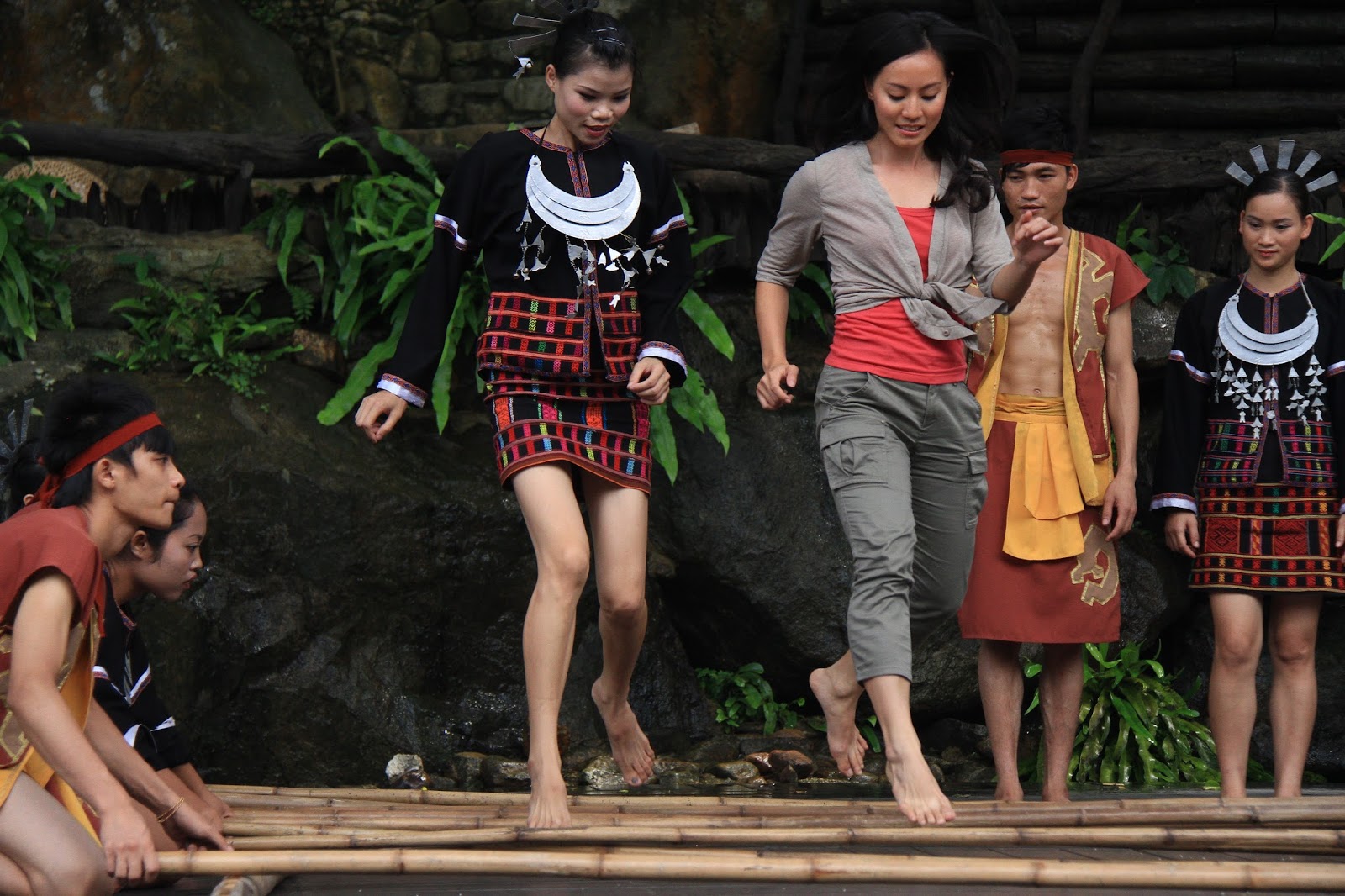 春节到三亚旅游,别忘了看黎族姑娘,人比景美