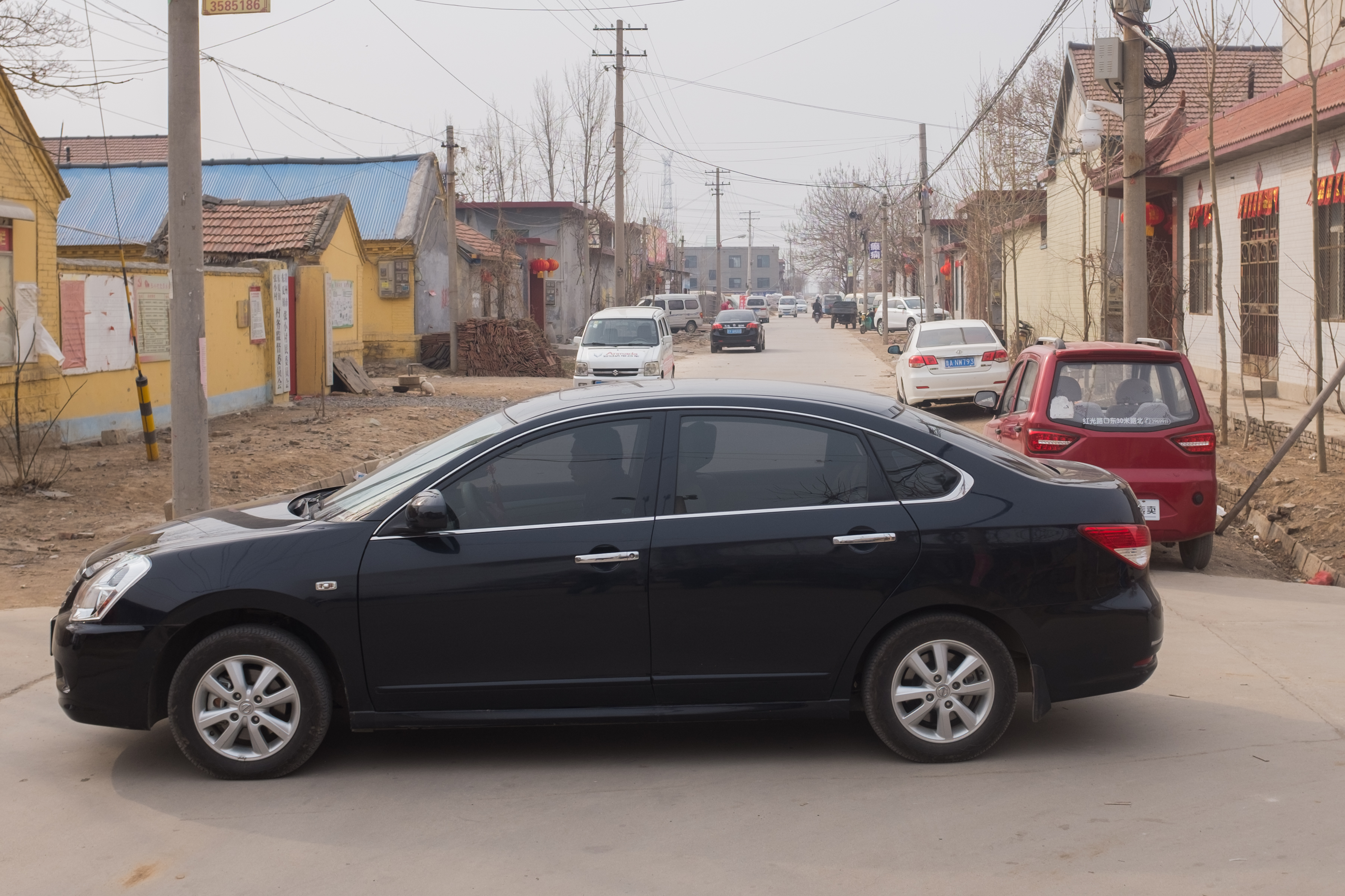 大年初四走亲戚,山东农村车辆扎堆停满大街