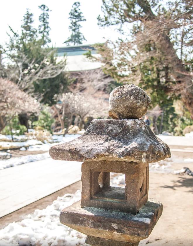 日式石灯广泛运用于庙宇,景观,园林,庭院,神社及墓地