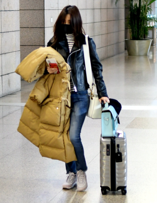 王丽坤素颜戴口罩现身机场,网友:看上去好孤单啊!