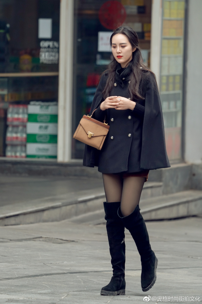 重庆街拍,黑色长款卫衣与黑色小皮裙的混搭,更显女人味十足!