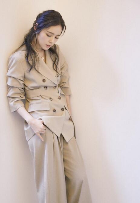 韩佳人全新写真秀迷人侧颜 展女神级美貌