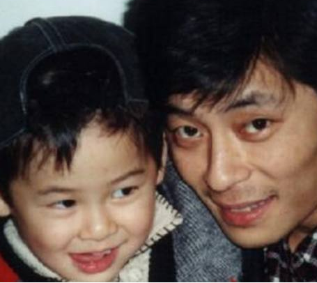 55岁王杰近照,憔悴沧桑胡子发白,23岁儿子一点不像他!